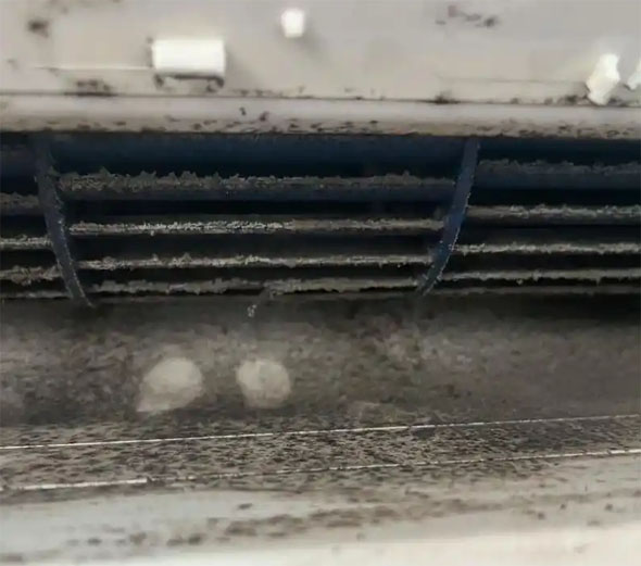 江都空调吹的风有股烧焦味是怎么回事